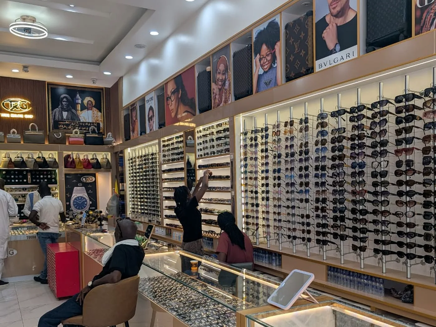 Mur de lunettes de soleil et montures optiques exposées en boutique à Dakar