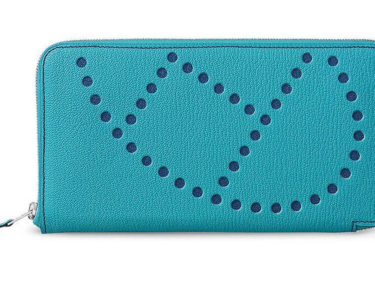 Portefeuille Hermès en cuir grainé turquoise avec motif perforé