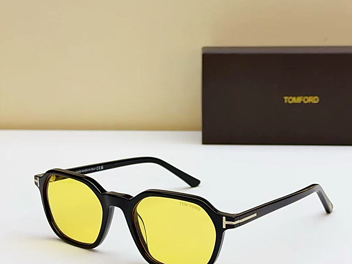 Lunettes de soleil TOM FORD monture noire à verres jaunes avec écrin