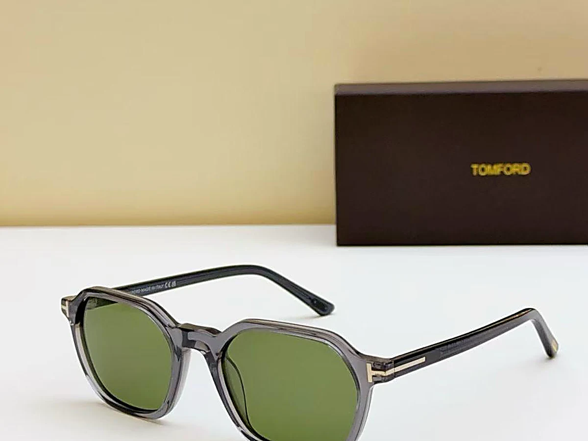 Lunettes de soleil TOM FORD monture grise translucide à verres verts avec écrin