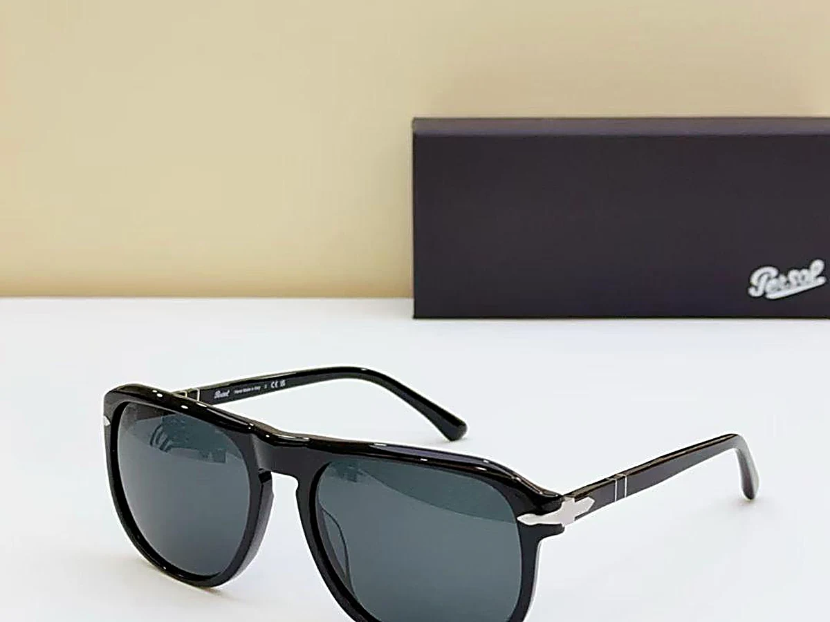 Lunettes de soleil PERSOL monture noire à verres gris avec écrin