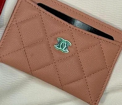Porte-cartes Chanel en cuir caviar matelassé rose poudré avec logo CC doré