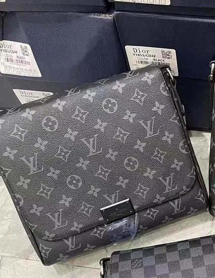 Sacoche Louis Vuitton District en toile monogramme éclipse grise