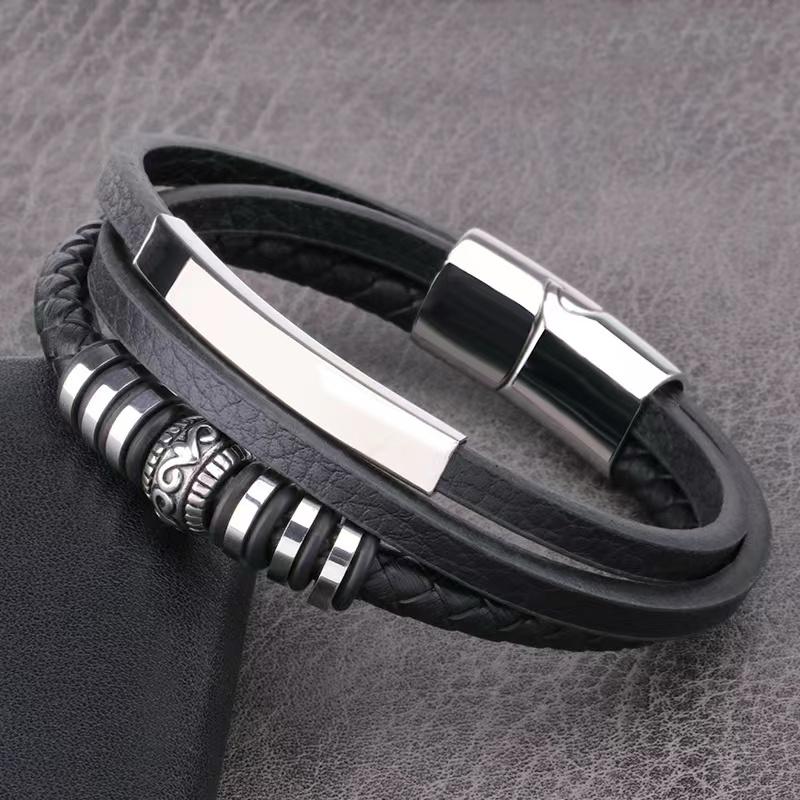 Bracelet cuir noir multirangs avec plaque acier polie et perles gravées