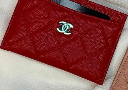 Porte-cartes Chanel en cuir caviar matelassé rouge avec logo CC doré