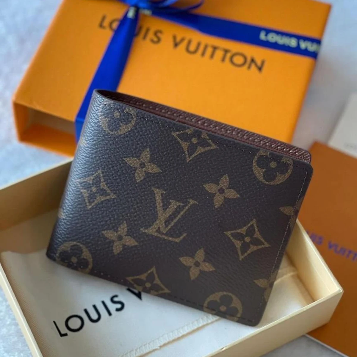 Portefeuille Multiple Louis Vuitton en toile Monogram dans son coffret