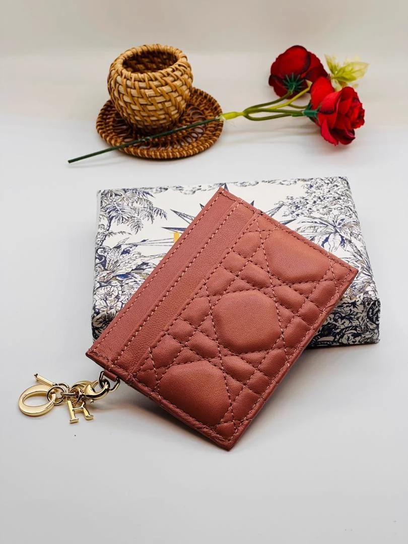 Porte-cartes Dior en cuir Cannage rose poudré avec breloque dorée