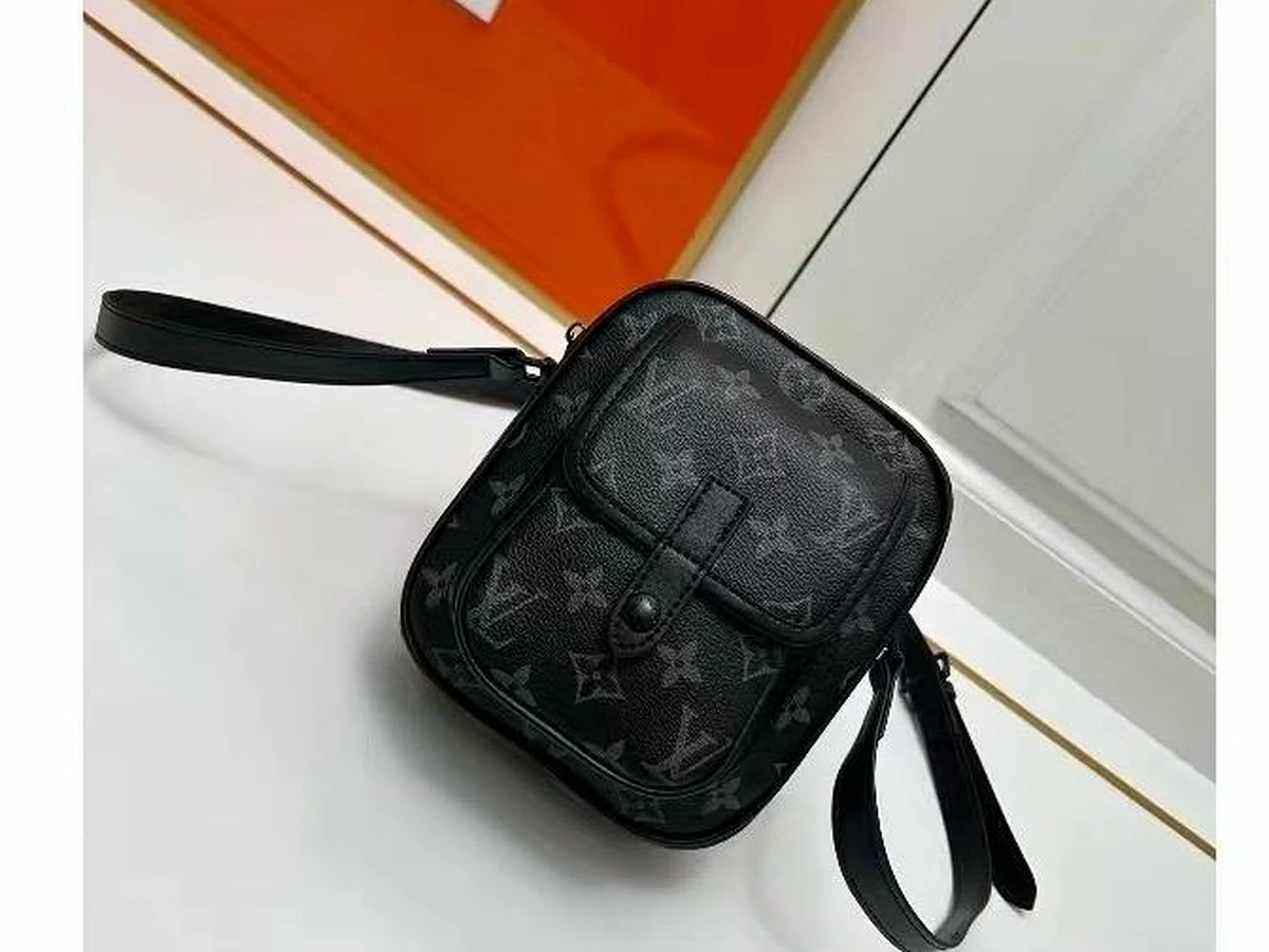 Mini sacoche Louis Vuitton Christopher en toile monogramme éclipse noire