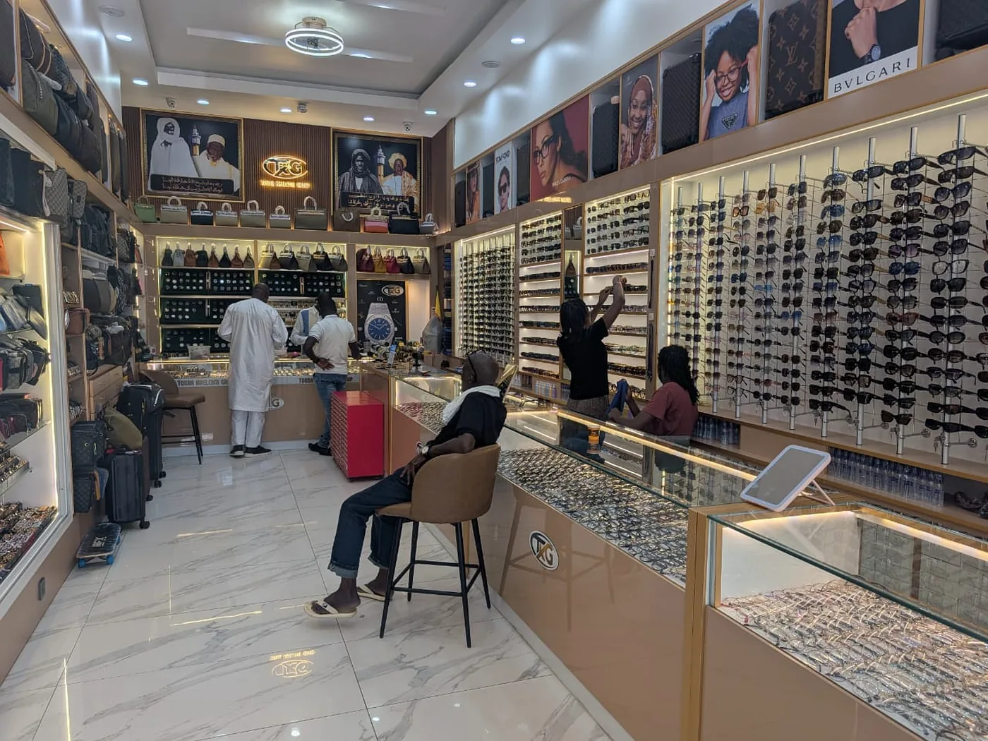 Intérieur de la boutique TOUBA KHELCOM GROUP avec accessoires, valises et lunettes