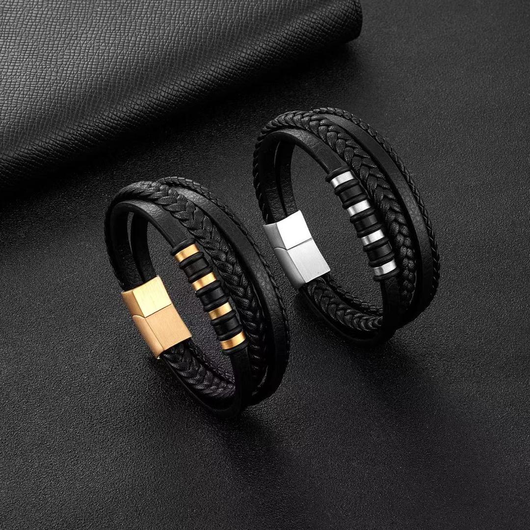 Deux bracelets en cuir noir tressé multirangs avec fermoir magnétique doré et acier