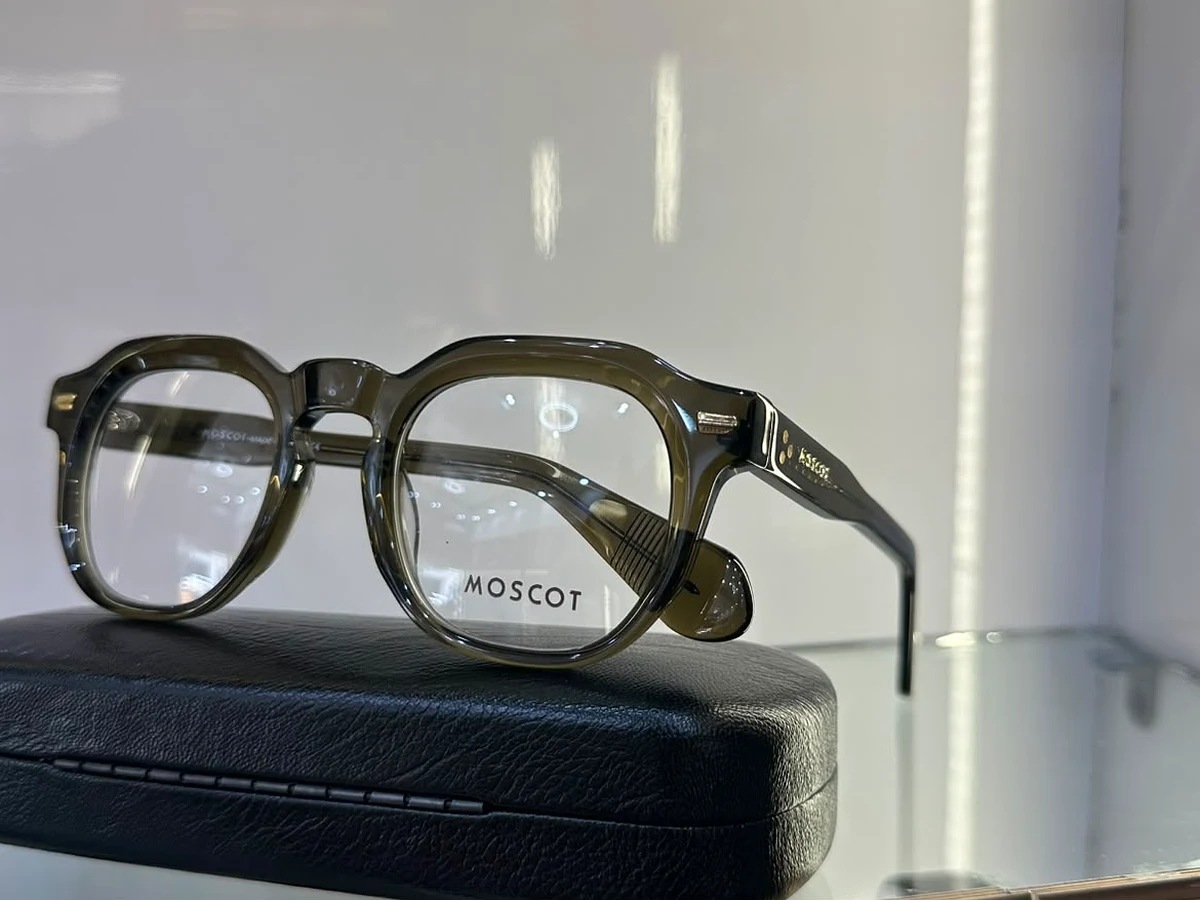 Monture MOSCOT en acétate translucide vert olive — TOUBA KHELCOM GROUP