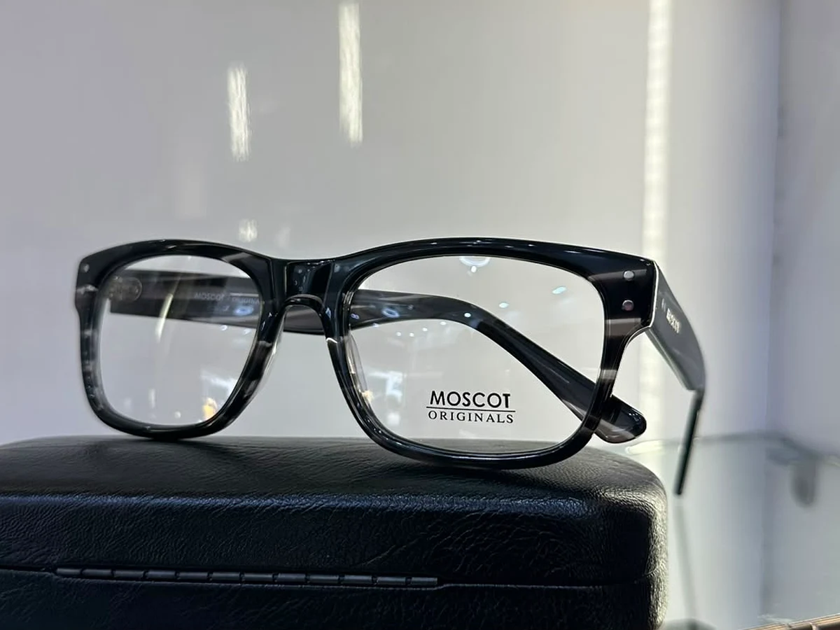 Monture MOSCOT transparente cristal avec branches ambrées — TOUBA KHELCOM GROUP