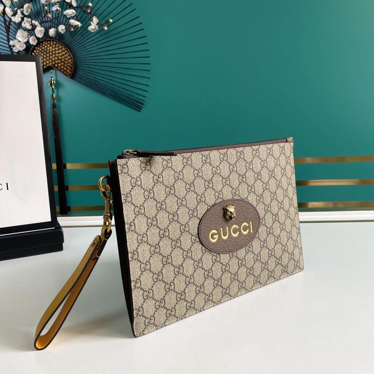 Pochette Gucci Neo Vintage GG Supreme avec médaillon doré et dragonne