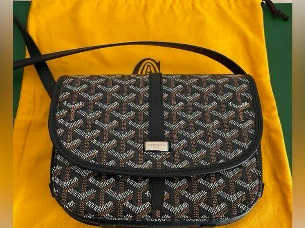 Sacoche Goyard Belvédère en toile chevron noire avec housse jaune