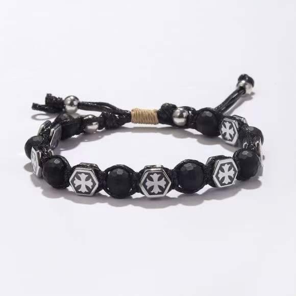 Bracelet perles noires facettées avec motifs croix en acier, cordon ajustable