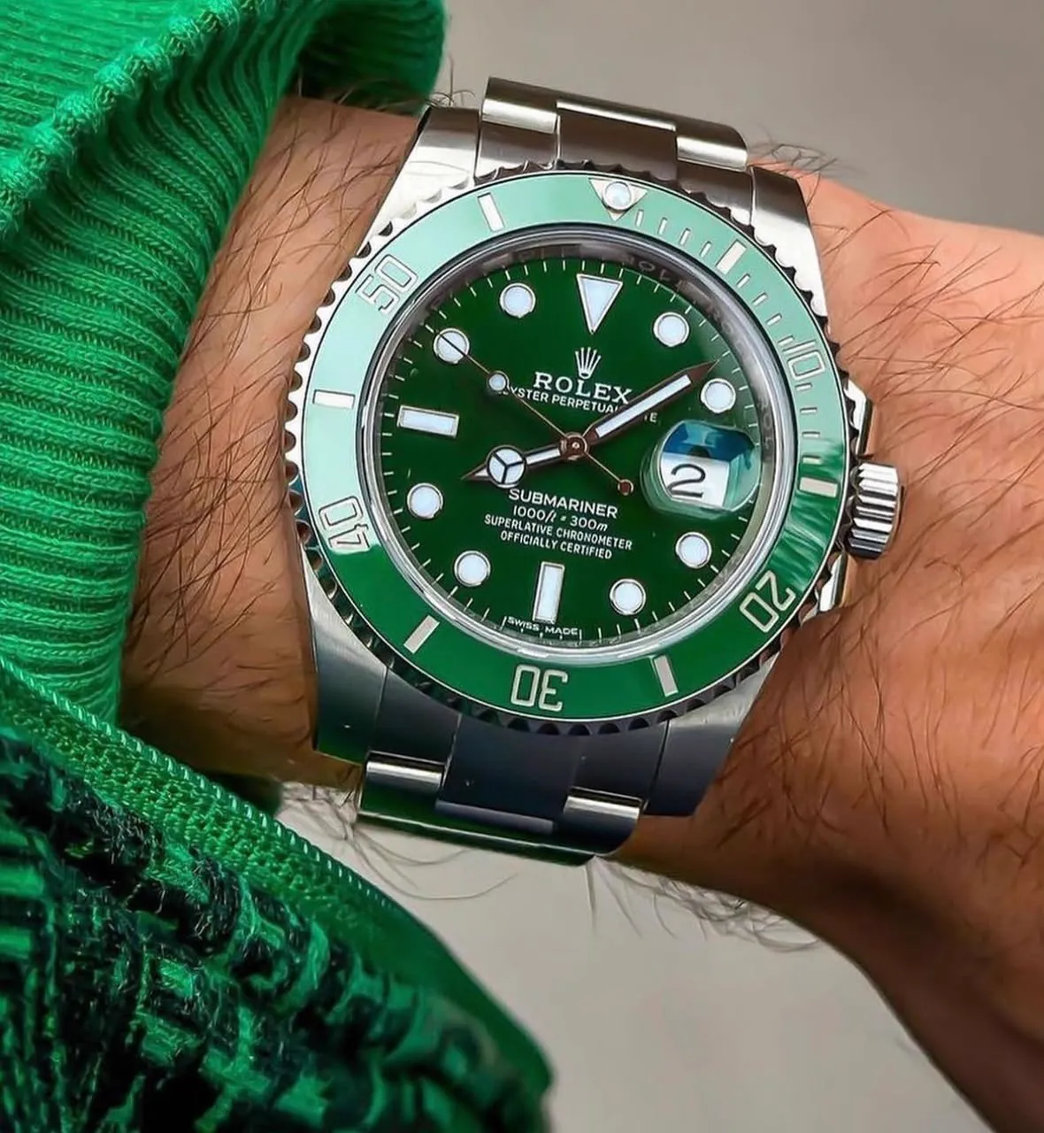 Montre Rolex Submariner Date verte au poignet, bracelet Oyster acier
