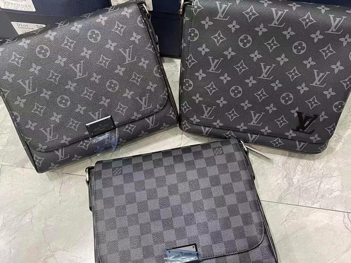 Trois sacoches Louis Vuitton en toile monogramme éclipse et damier graphite