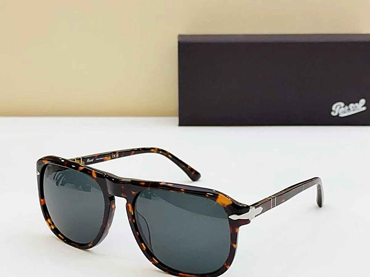 Lunettes de soleil PERSOL monture écaille à verres gris avec écrin