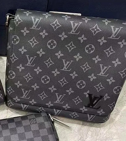Sacoche Louis Vuitton District PM en toile monogramme éclipse noire