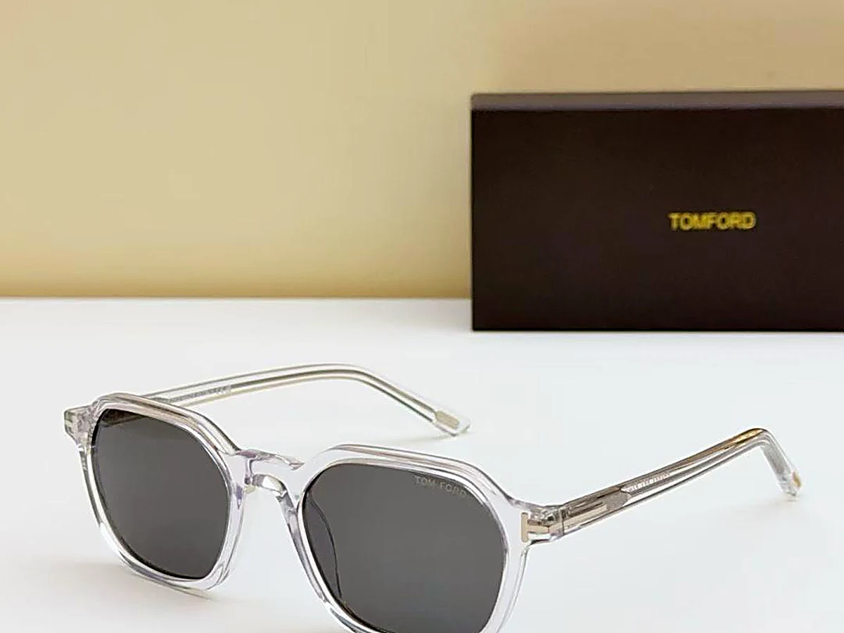 Lunettes de soleil TOM FORD monture cristal transparente à verres gris avec écrin
