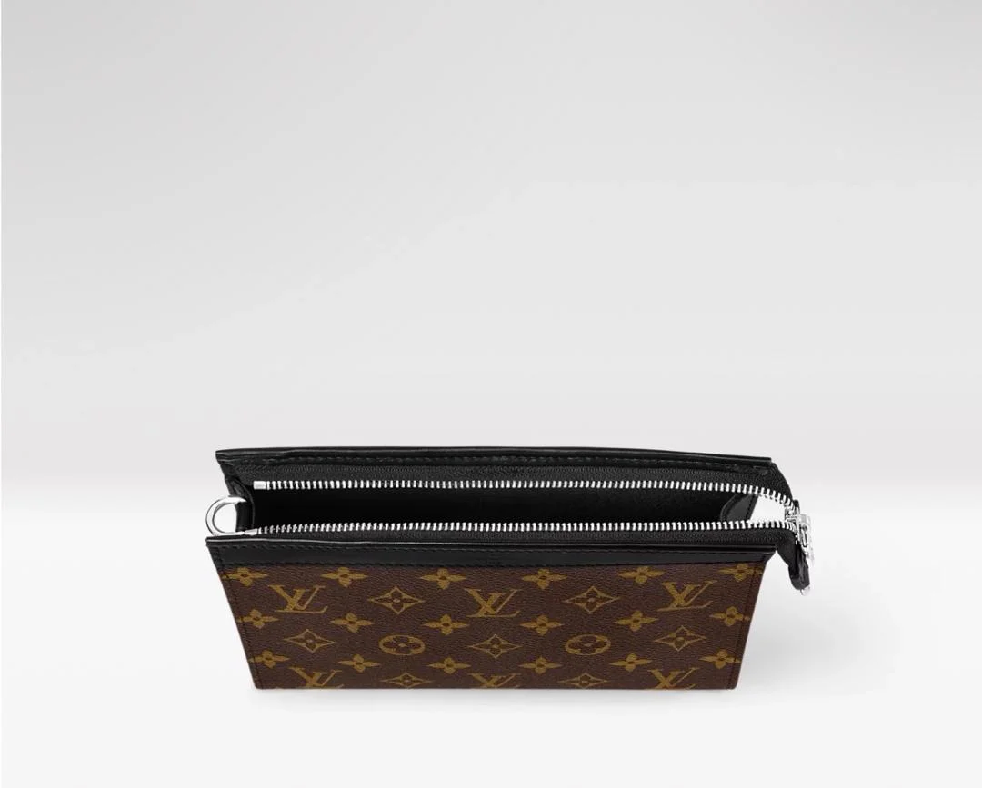 Pochette Voyage Louis Vuitton ouverte montrant son intérieur en cuir noir