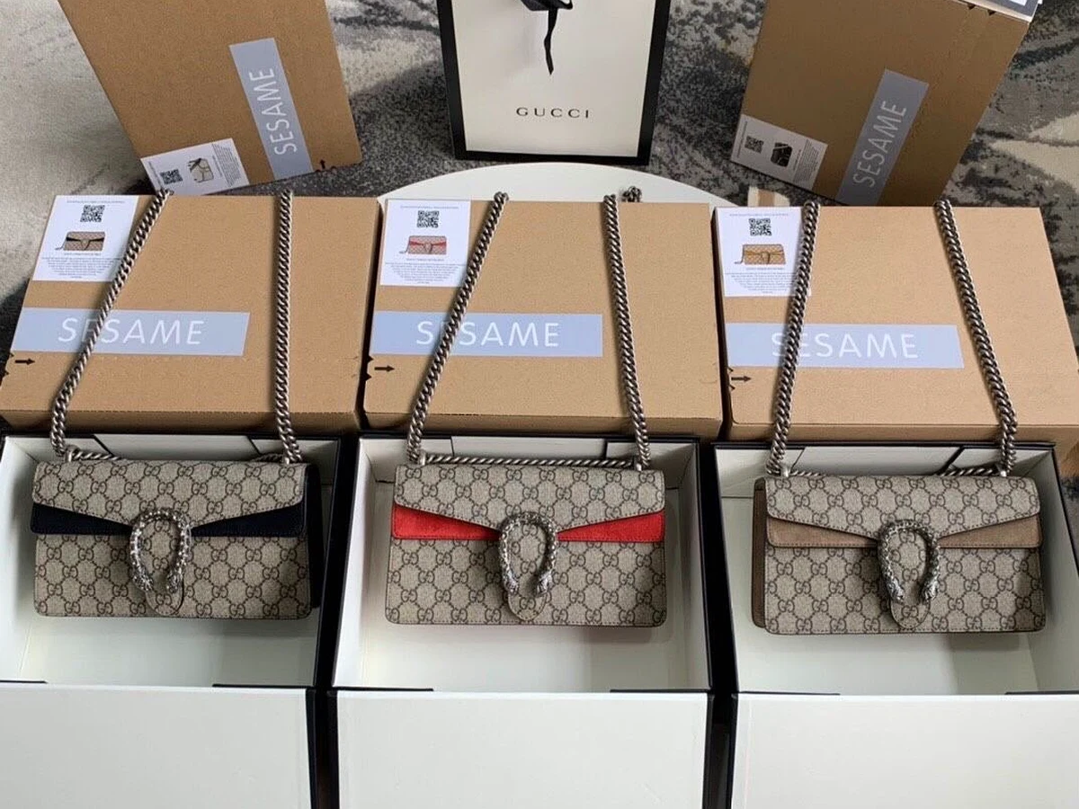 Trois sacs Gucci Dionysus en toile GG Supreme, coloris bleu, rouge et beige