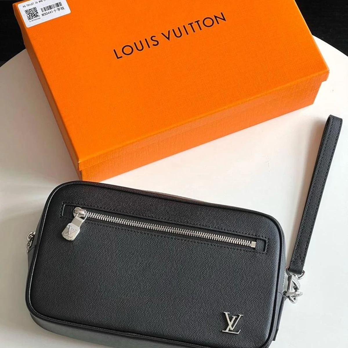 Pochette Kasai Louis Vuitton en cuir Taïga noir avec coffret