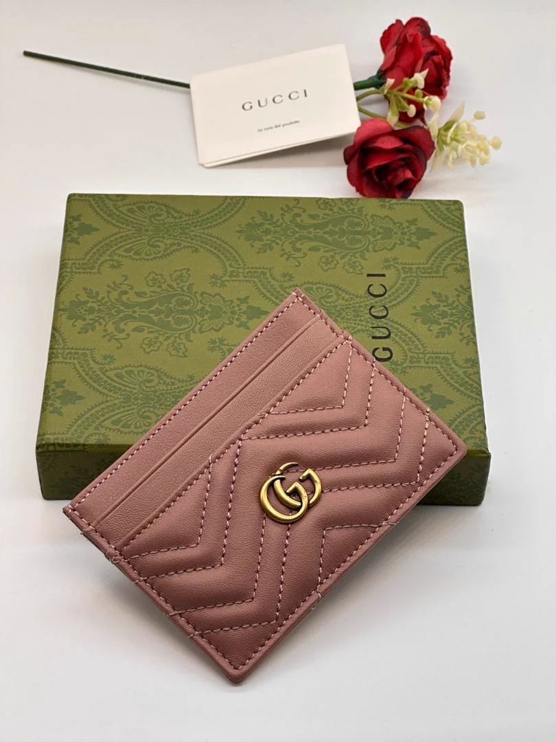 Porte-cartes Gucci GG Marmont en cuir chevron rose avec double G doré