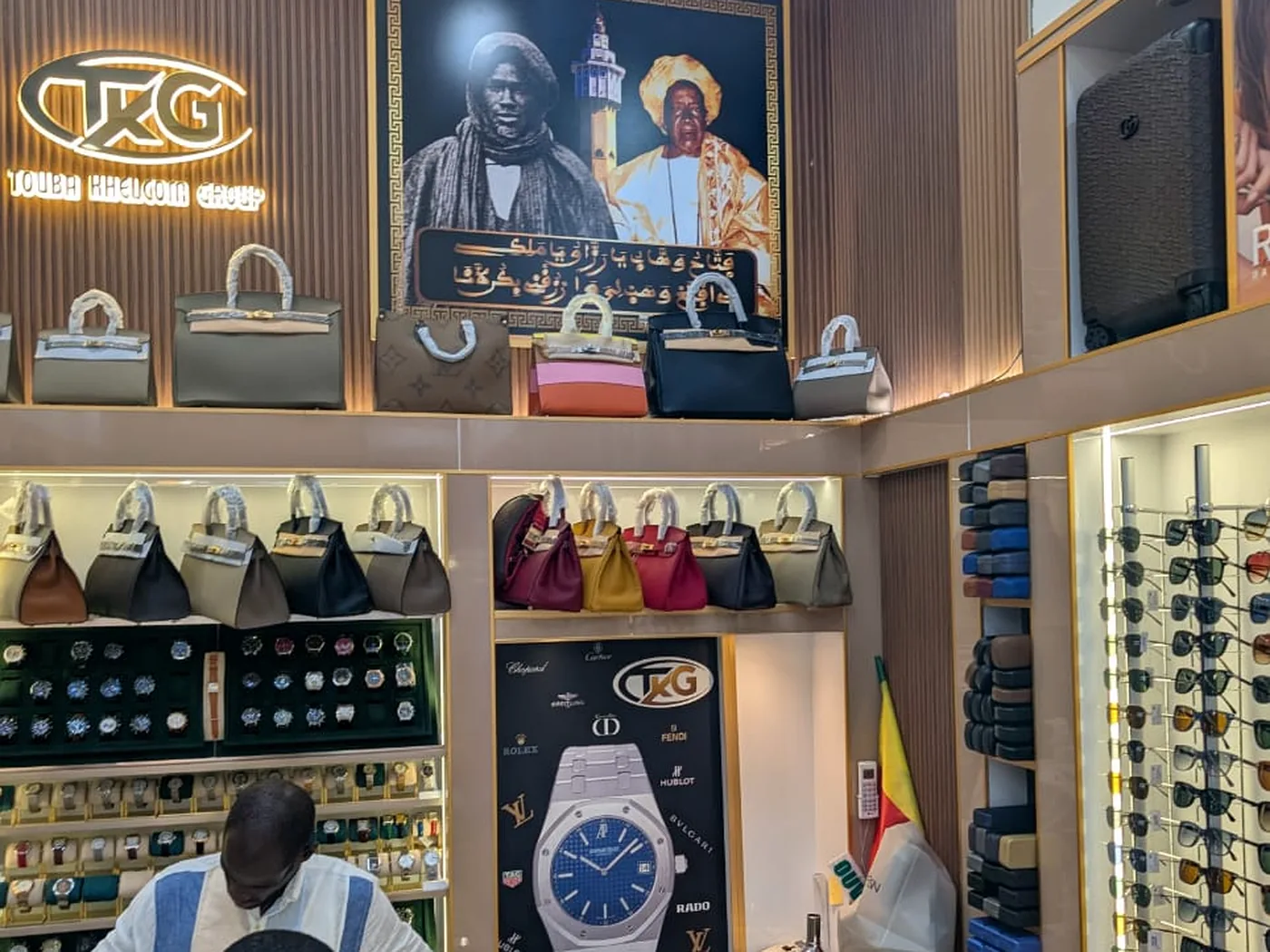 Vitrine de sacs à main de luxe et montres dorées chez TOUBA KHELCOM GROUP