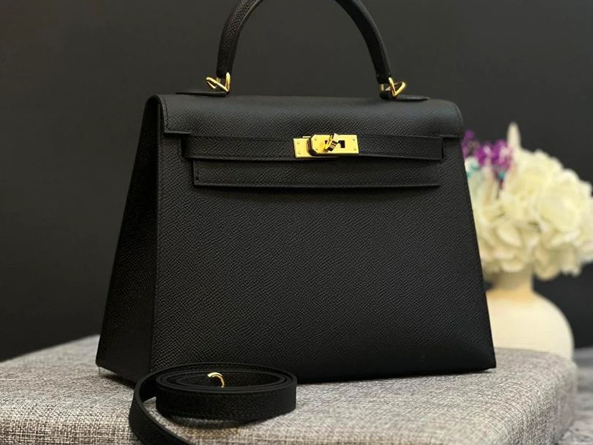 Sac Hermès Kelly en cuir epsom noir avec attaches dorées et bandoulière
