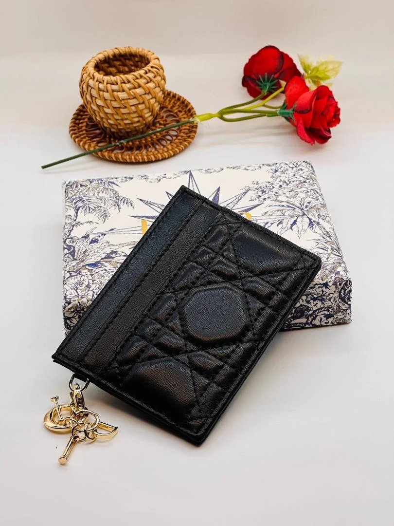 Porte-cartes Dior en cuir Cannage noir avec breloque dorée et coffret
