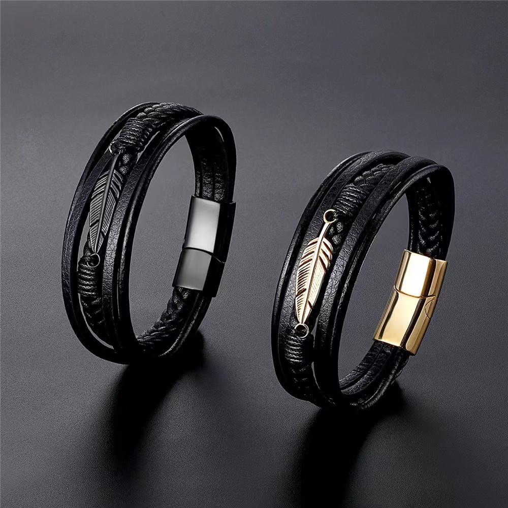 Bracelets en cuir noir multirangs ornés d'une plume, fermoirs noir et doré
