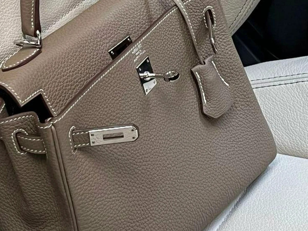 Sac Hermès Kelly en cuir grainé étoupe avec attaches argentées