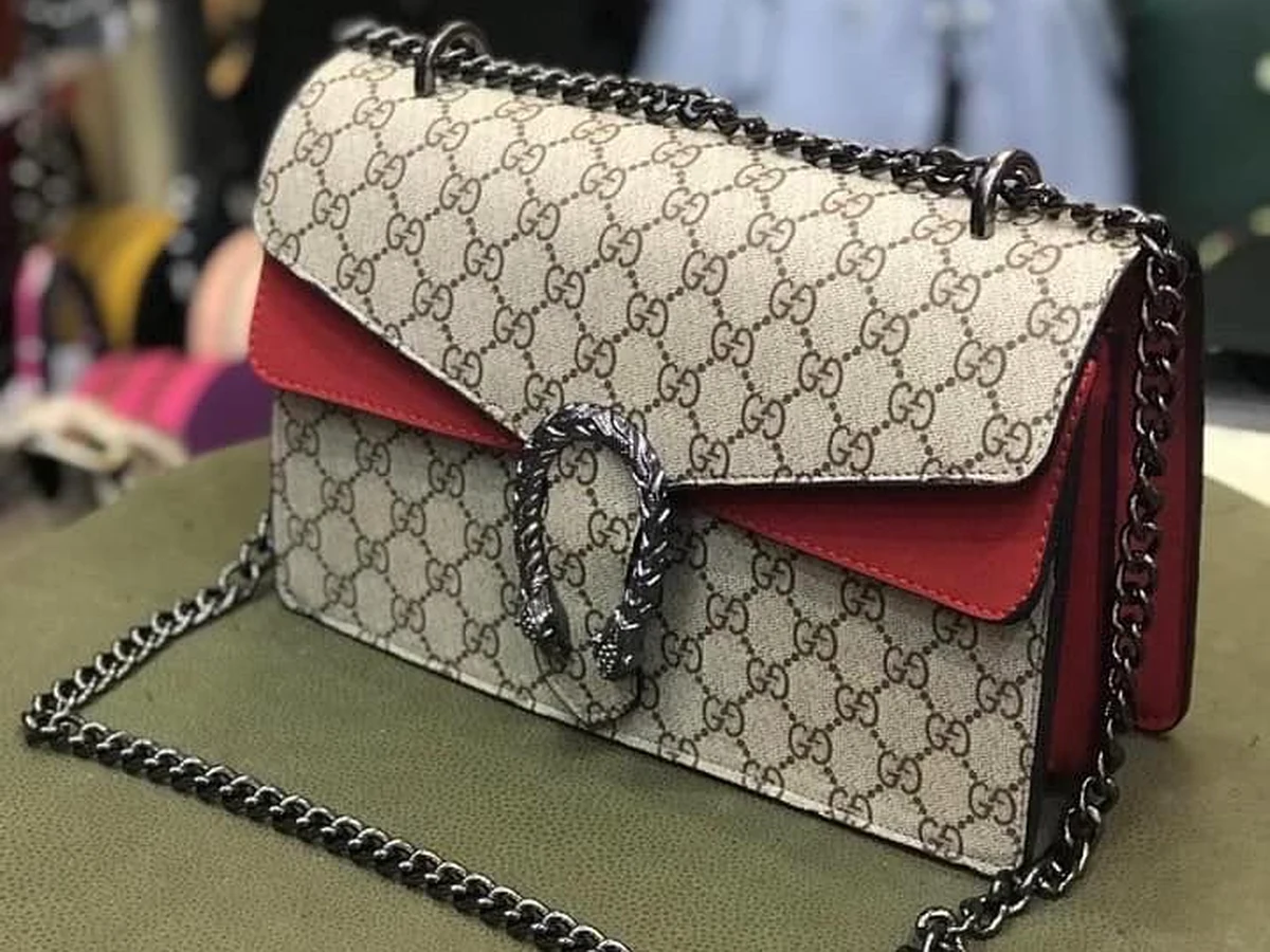 Sac Gucci Dionysus toile GG et daim rouge avec chaîne noire