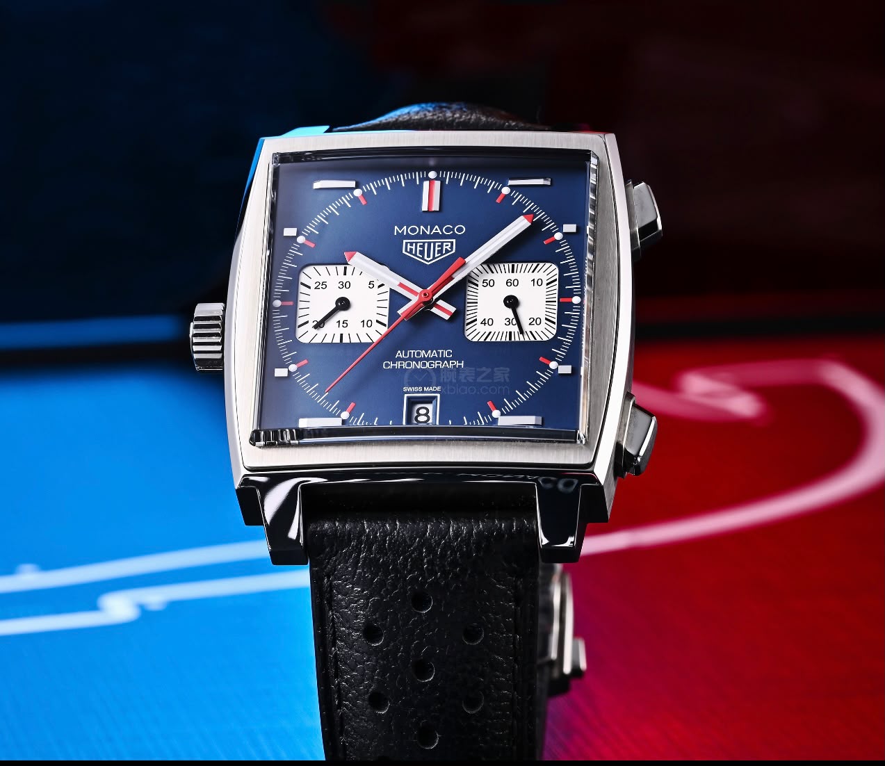 Montre TAG Heuer Monaco chronographe cadran bleu et bracelet cuir noir