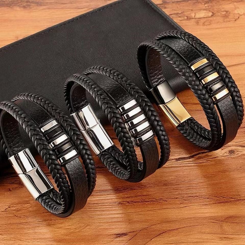 Trois bracelets en cuir noir lisse et tressé avec fermoirs magnétiques acier et doré