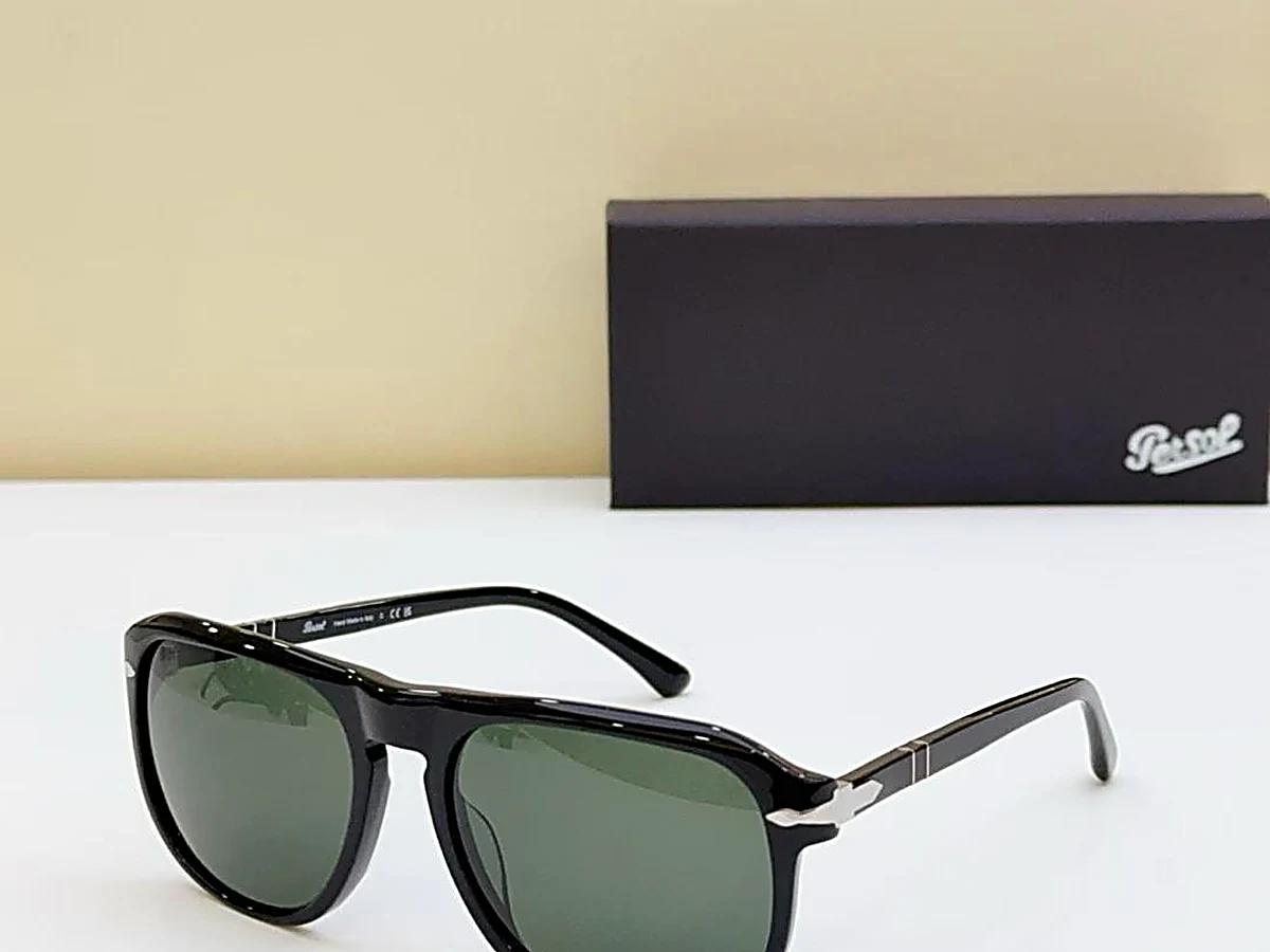 Lunettes de soleil PERSOL monture noire à verres verts avec écrin