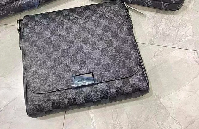 Sacoche Louis Vuitton District en toile damier graphite