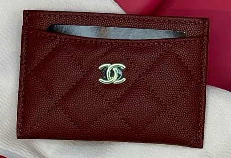Porte-cartes Chanel en cuir caviar matelassé bordeaux avec logo CC doré