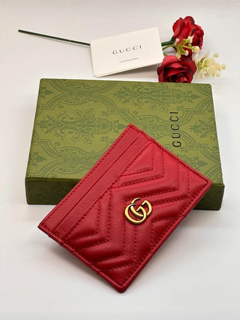 Porte-cartes Gucci GG Marmont en cuir matelassé rouge avec double G doré